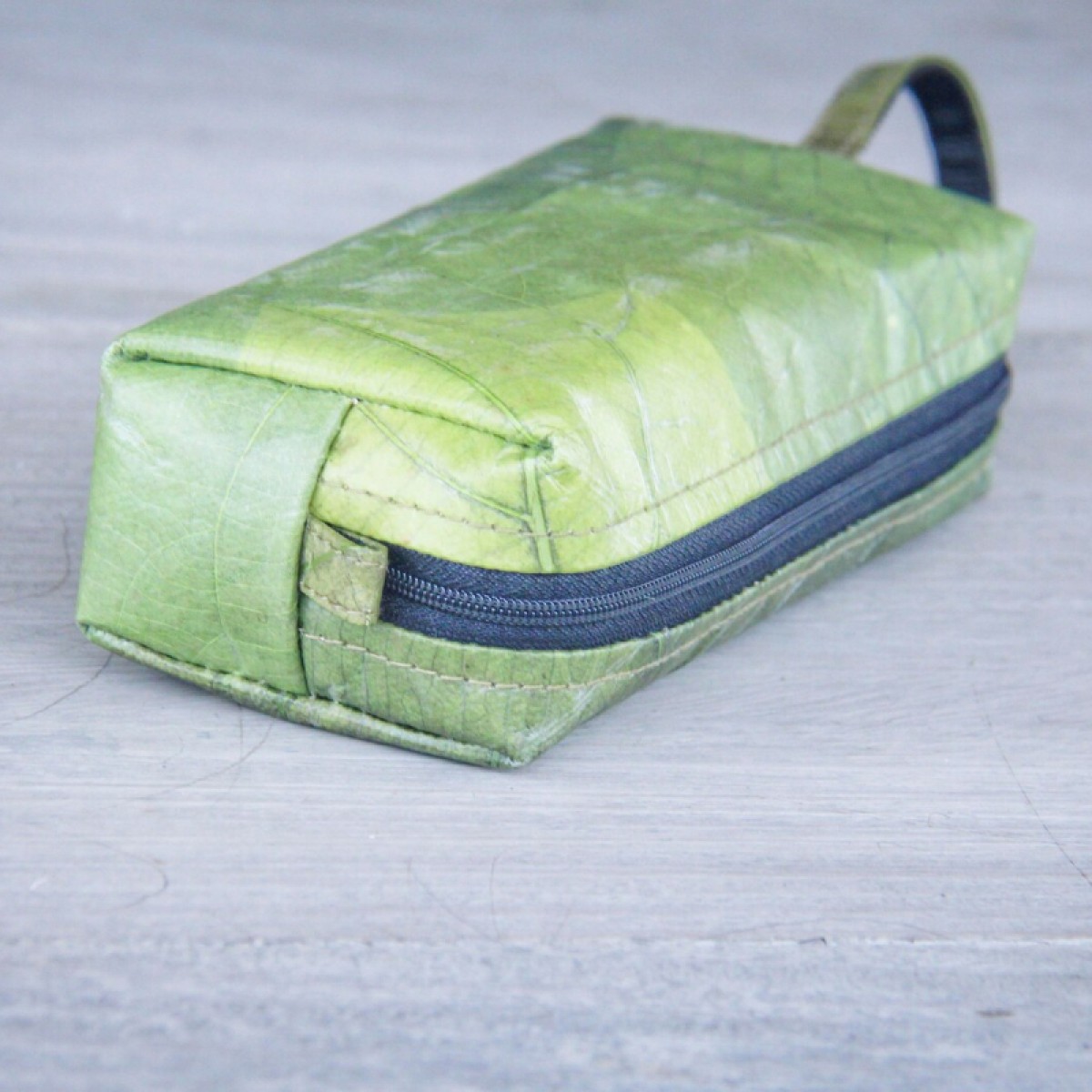 Kosmetik-Tasche / Federmappe aus Blättern in grün