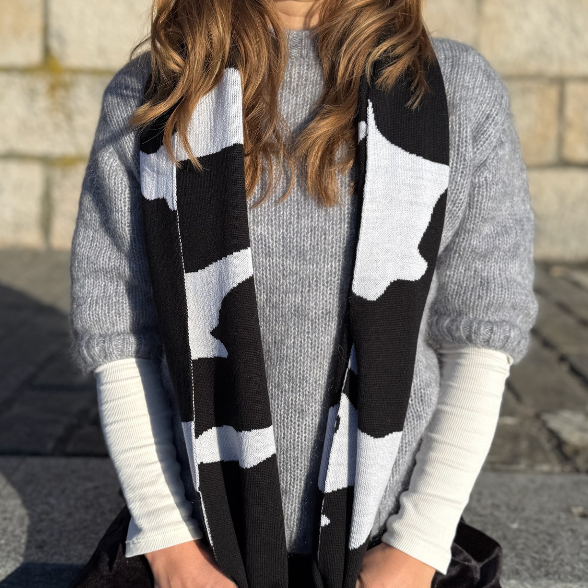 Grafischer Merinoschal in schwarz-weiss