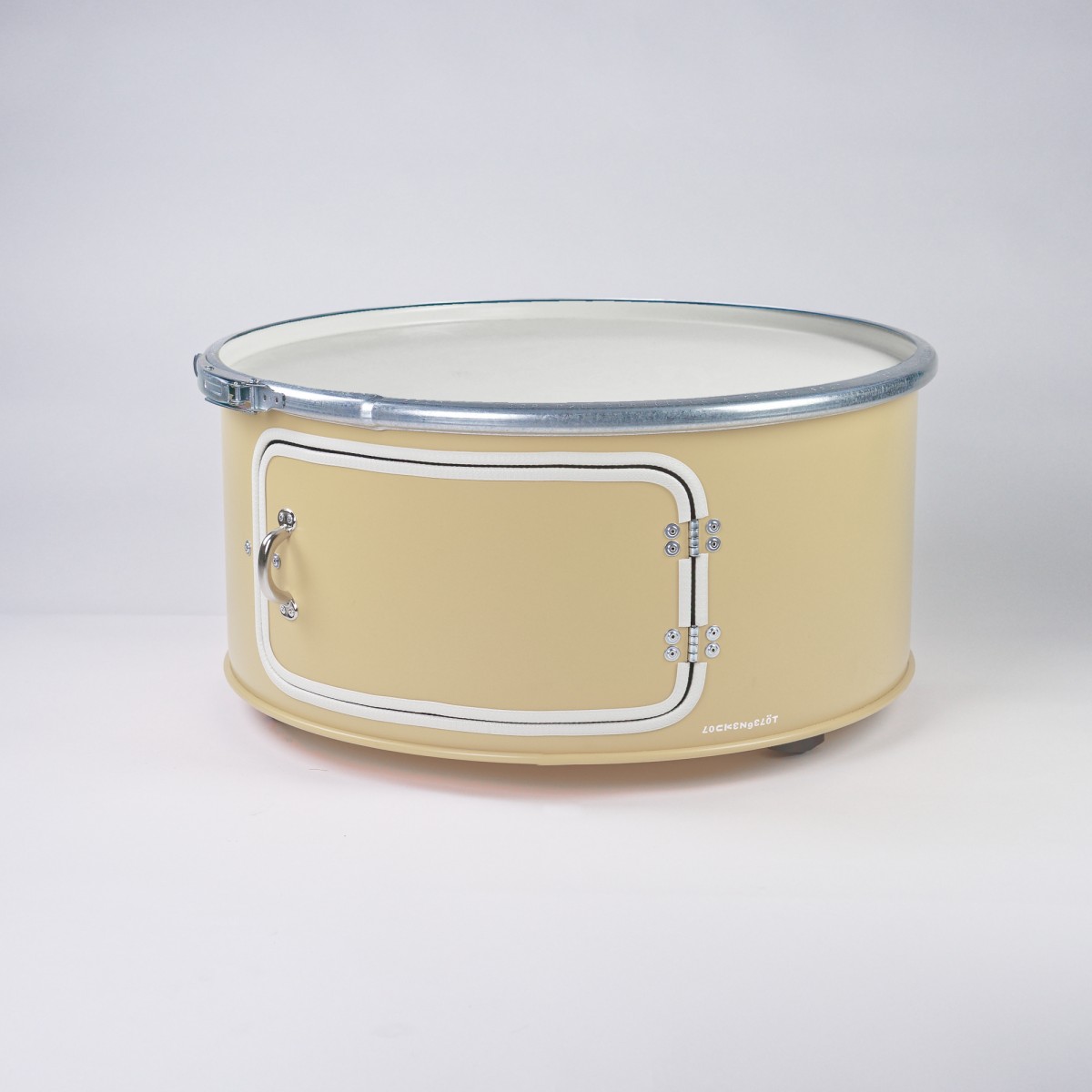 Lockengelöt - Little Bob mit Tür - Couchtisch aus Hamburger Ölfässern