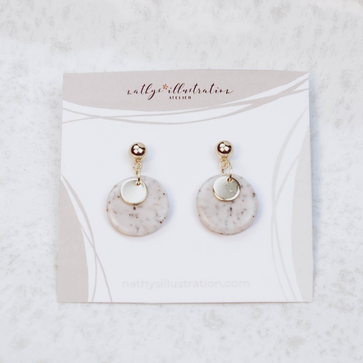 nathys_illustration - Ohrringe "Luna Pearl" 1,5cm mit Goldplättchen 