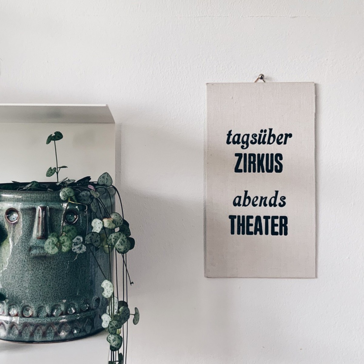 tagsüber Zirkus
abends Theater
Letterpress von papelami