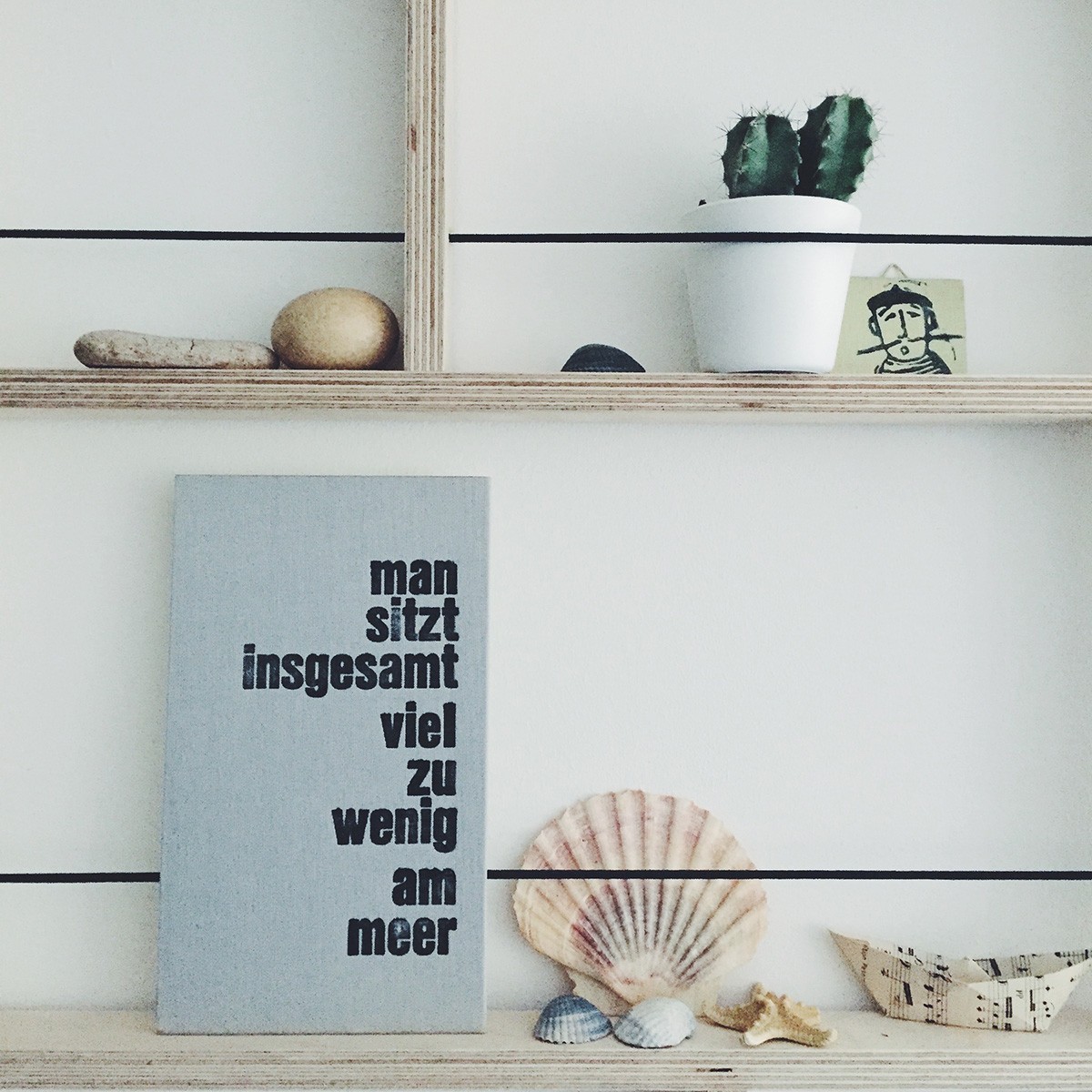 man sitzt insgesamt viel zu wenig am meer Letterpress von papelami