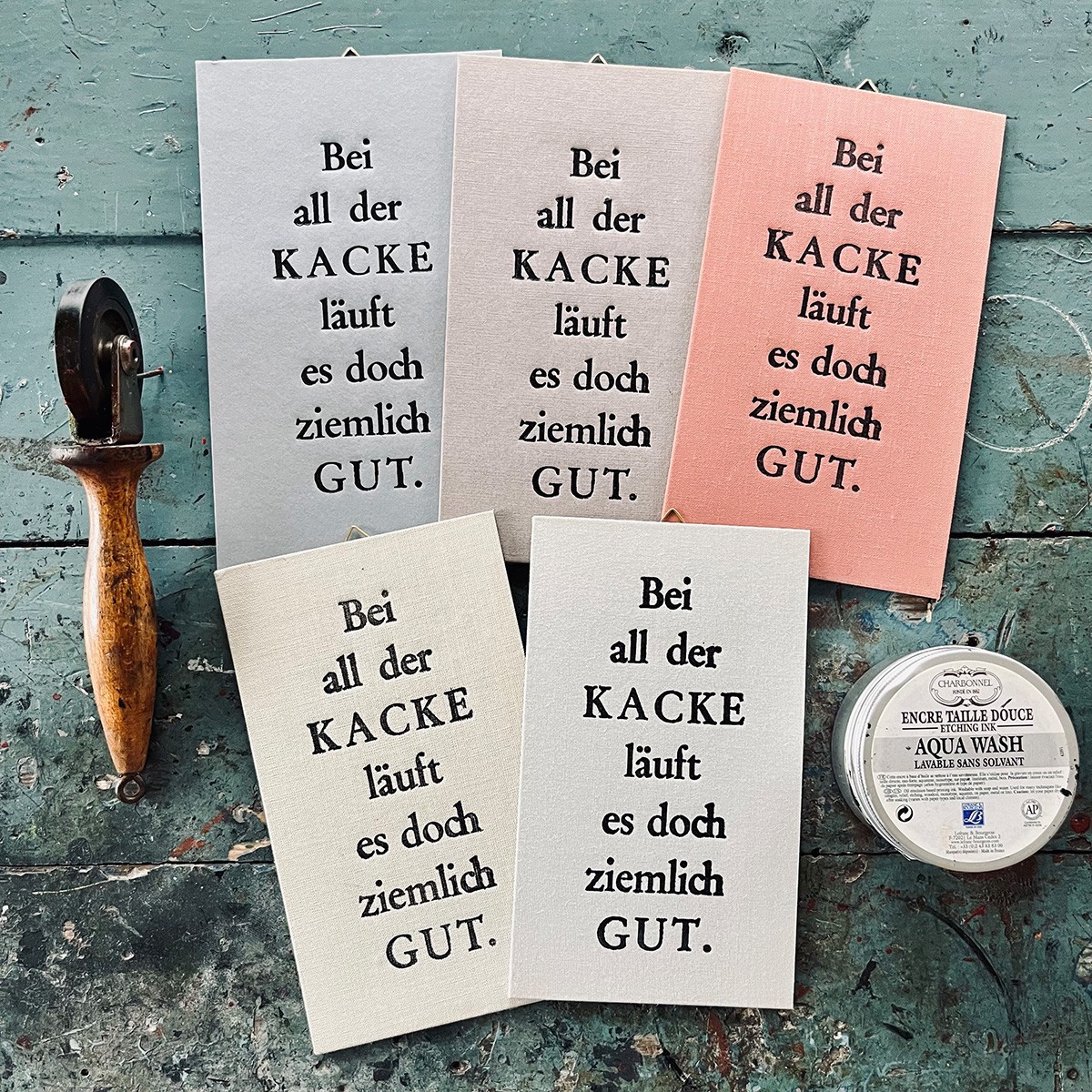 Bei all der KACKE  
Letterpress von Papelami