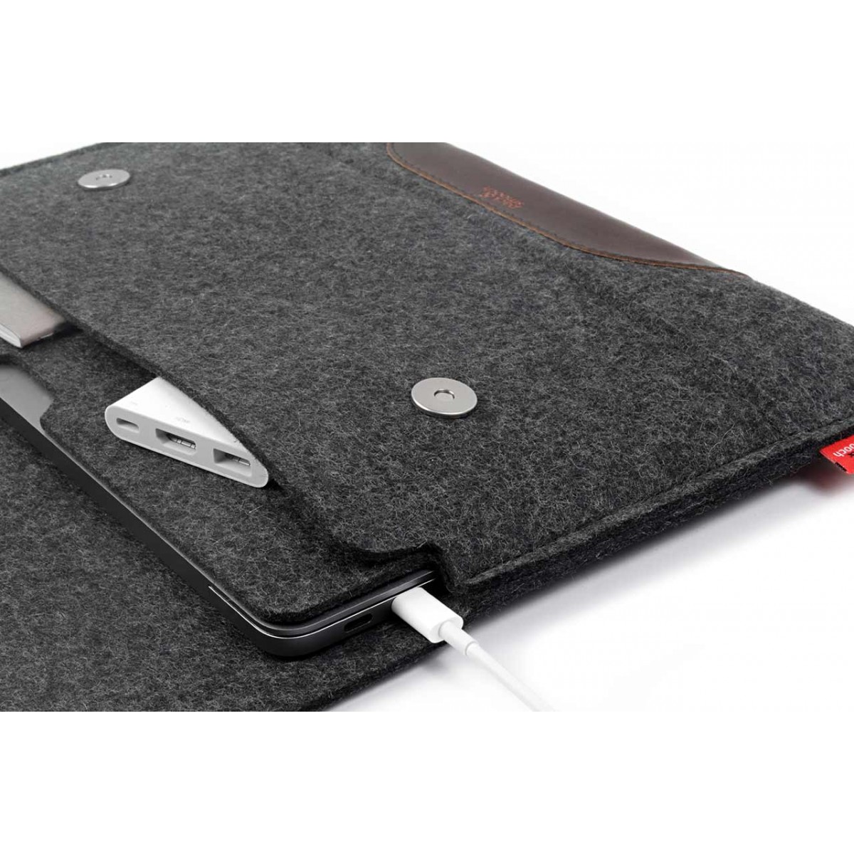 MacBook Pro 16" Sleeve (Touch Bar / Touch ID) 100% Merino Wollfilz, Pflanzlich gegerbtes Leder