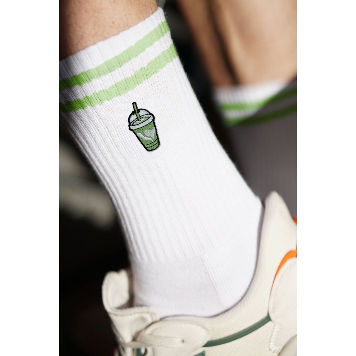 Iced Matcha Latte Stripes | Bestickte Bio Baumwoll Socken | Fashion Drinks