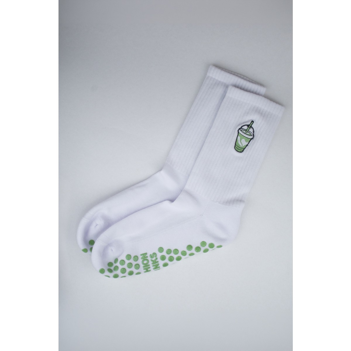 Iced Matcha Latte Stripes | Bestickte Bio Baumwoll Socken (mit Grip-Sohle)