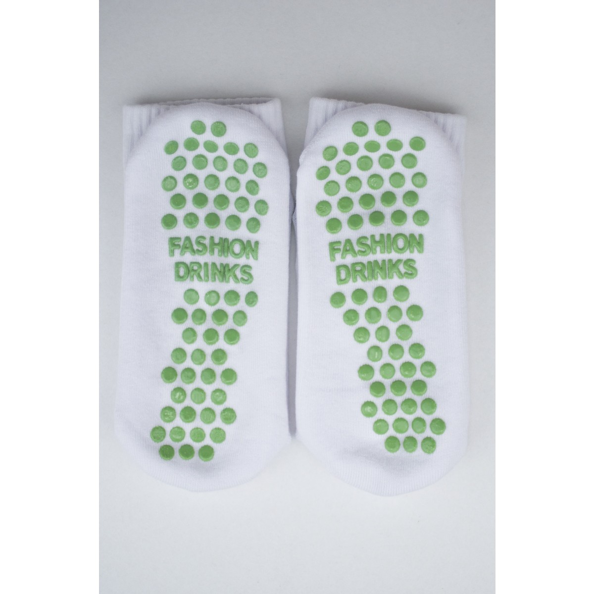 Iced Matcha Latte Stripes | Bestickte Bio Baumwoll Socken (mit Grip-Sohle)