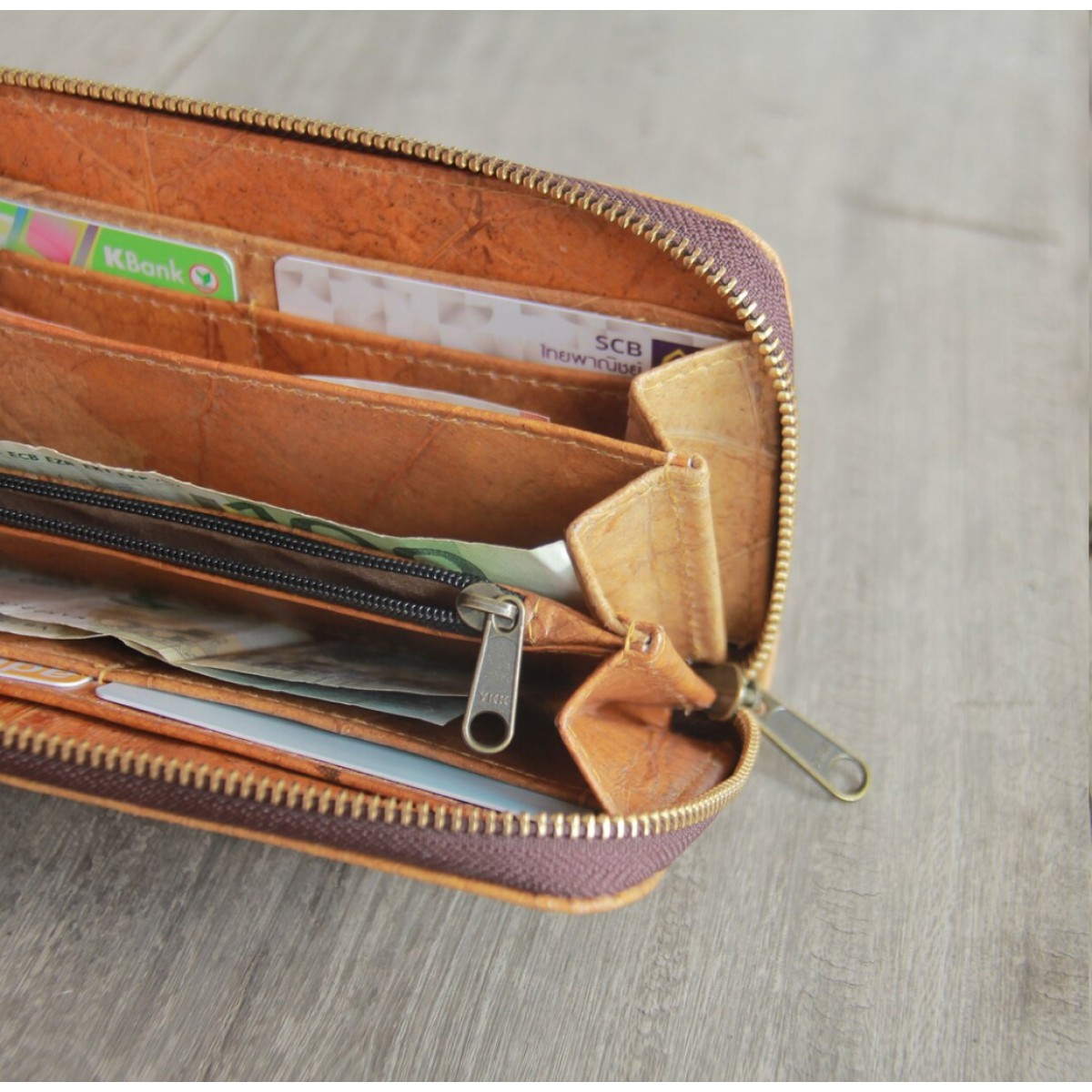 Portemonnaie / Brieftasche aus recycelten Blättern in braun BY COPALA