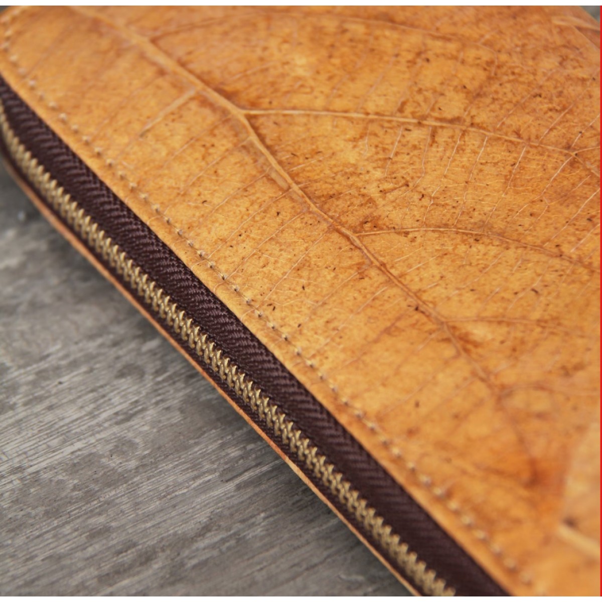Portemonnaie / Brieftasche aus recycelten Blättern in braun BY COPALA