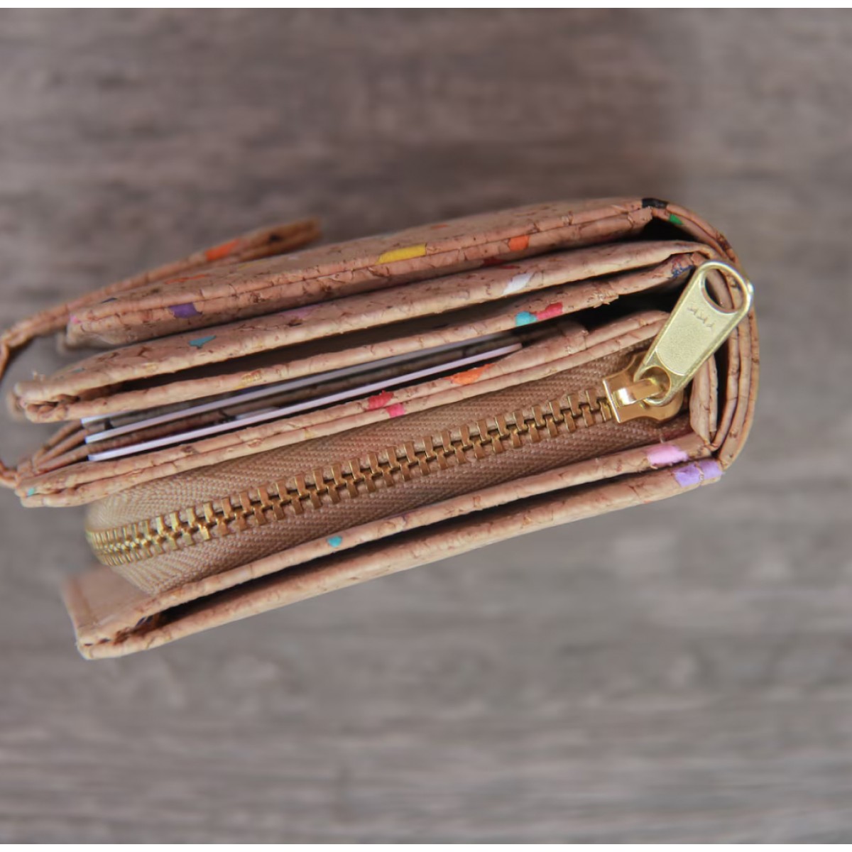 Portemonnaie aus Kork mit Farbakzenten und Zipper BY COPALA