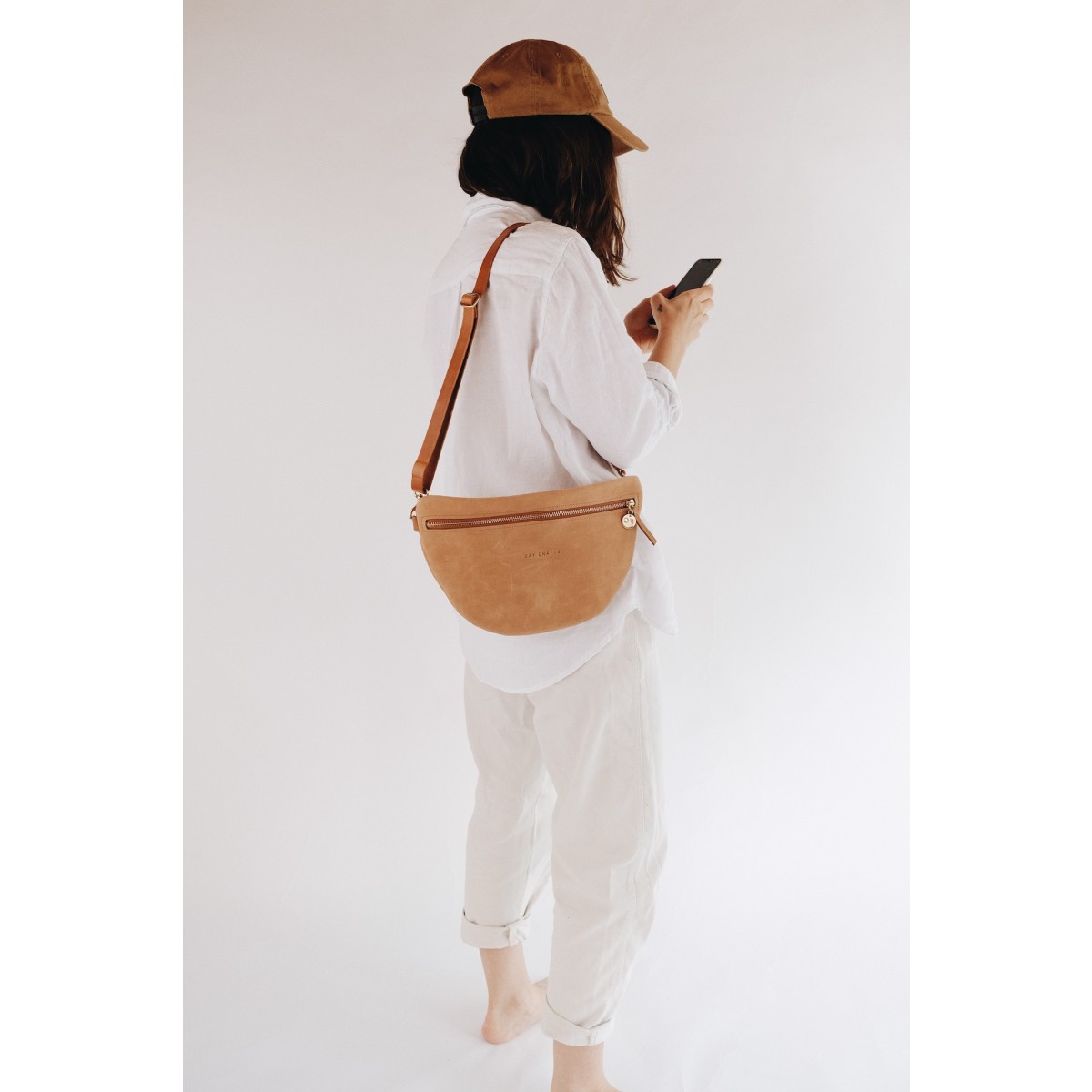 OAY || Brusttasche HALFMOON aus Naturleder - cognac braun