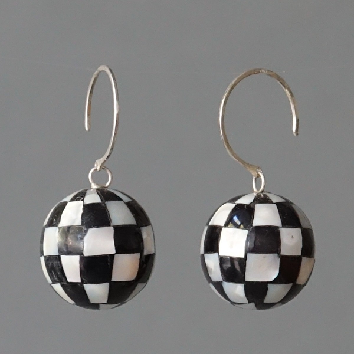 Perlmuttkugeln - margaritifera - Ohrhänger - Perlmutt schwarz-weiß und Silber 925