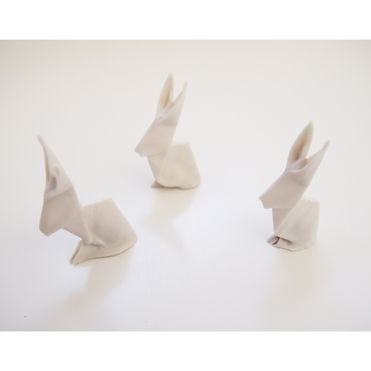 Origamihase aus Porzellan
