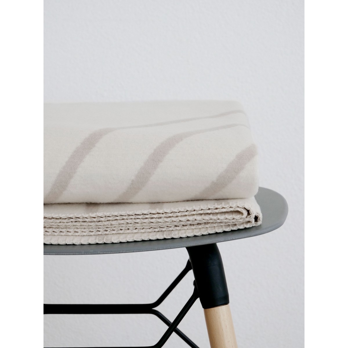 Kuschelig weiche Bio-Baumwolldecke ANNA - wärmende Decke mit Regenbogen für Couch, Sessel, Bett oder Terrasse - RIEMA