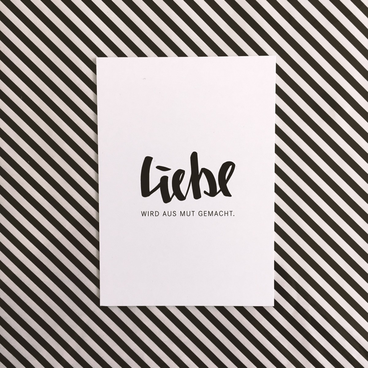 Love is the new black - Postkarte "Liebe wird aus Mut gemacht"