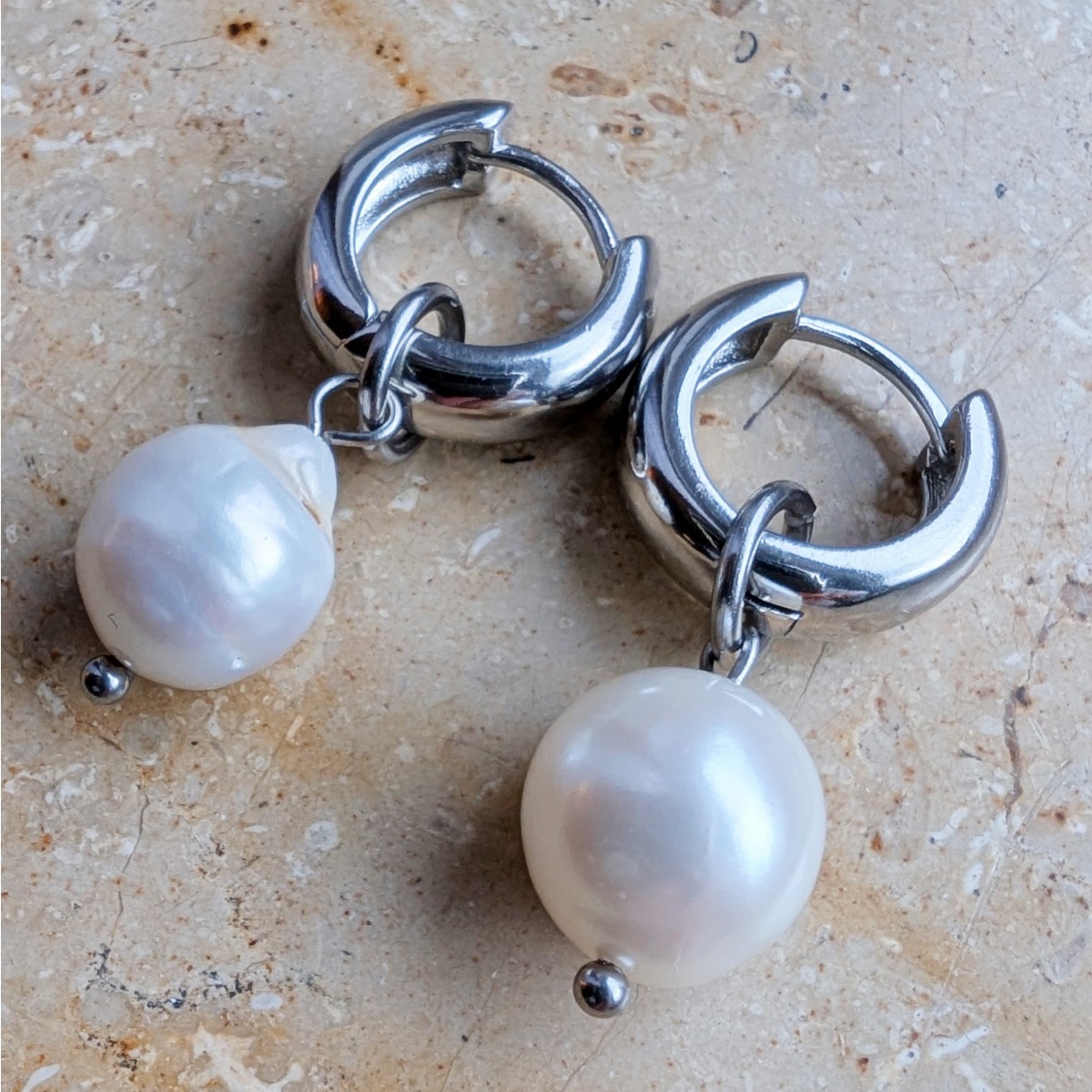 WUNDERVOLL Holiday Pearl Hoops