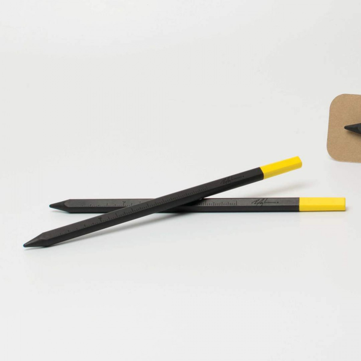 SIGNATURE perpetua | Schwarzer Design-Bleistift mit gelben Radiergummi | Limited Edition | Roman Luyken