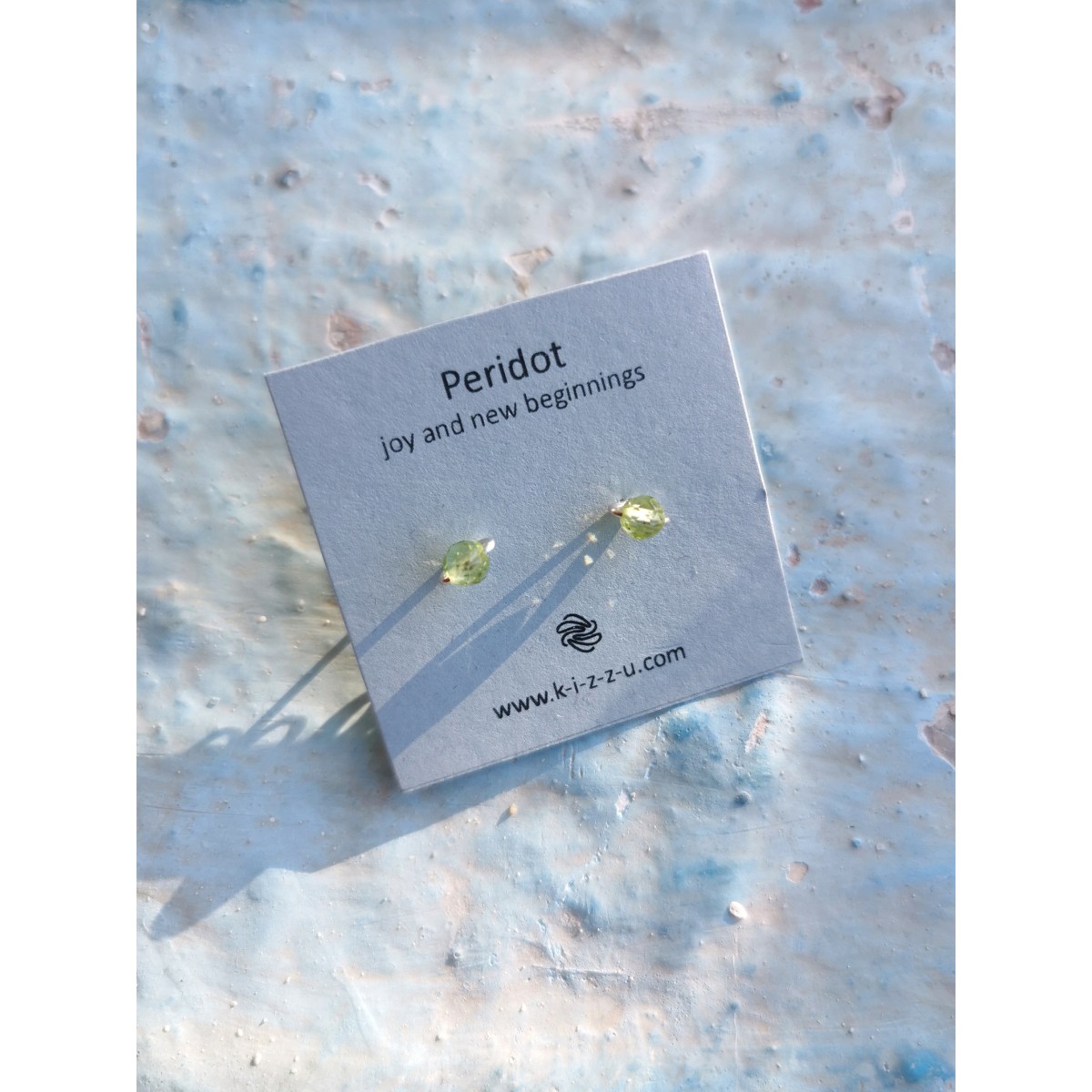 Feine Peridot-Ohrstecker • Sterling Silber / Gold Filled / Roségold • Handgefertigtes Design mit Bedeutung • Joy & New Beginnings • Geschenk zu Weihnachten