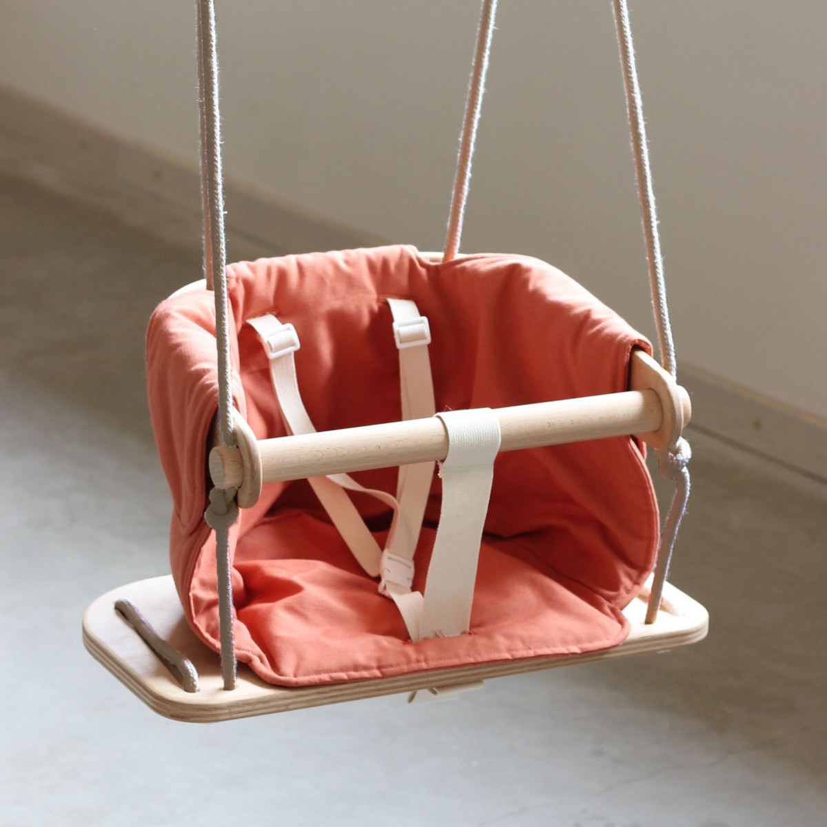 Nido: Mitwachsende Schaukel "Flip" in Terrakotta mit beigefarbenen Seilen