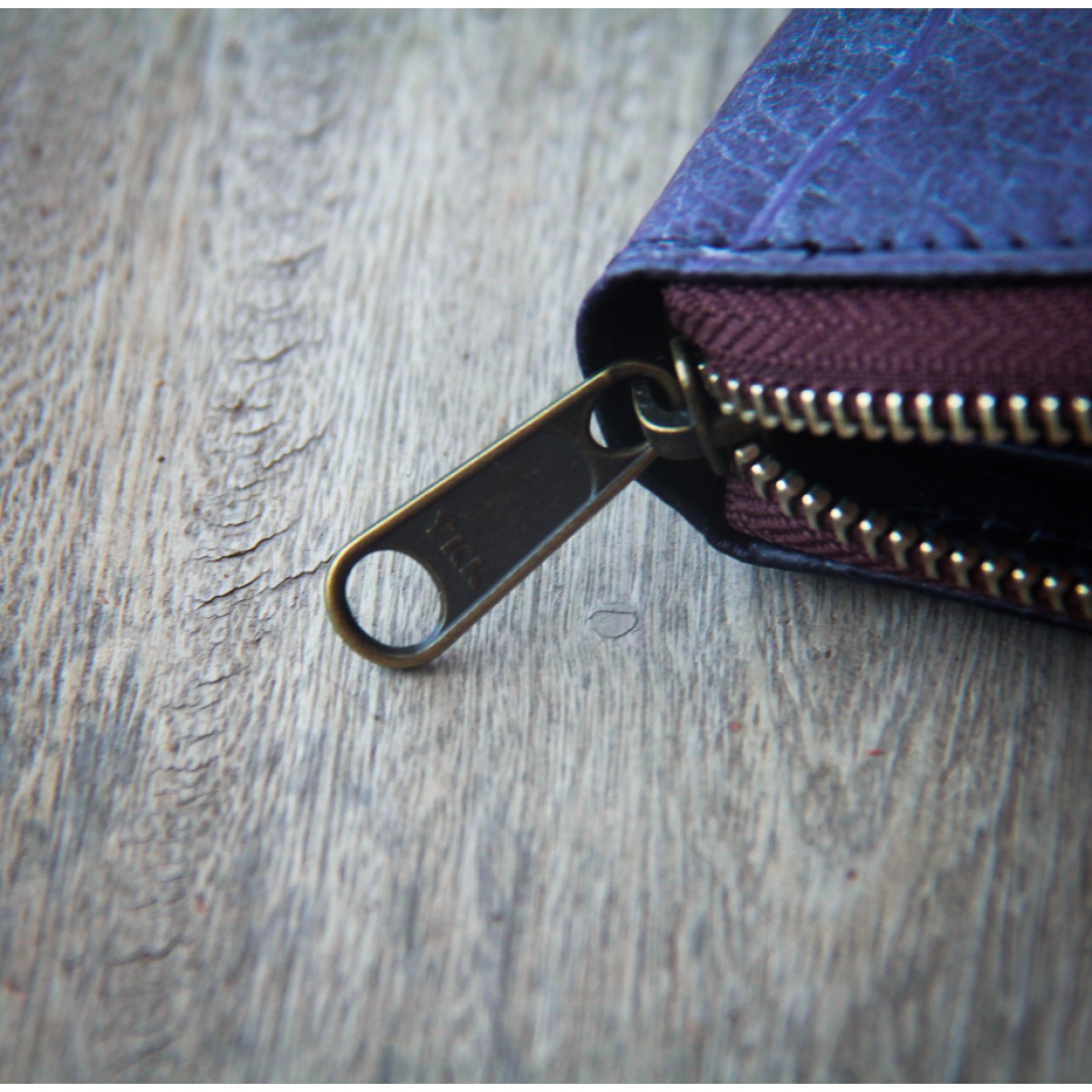 Portemonnaie aus recycelten Blättern / Nachhaltige vegane Brieftasche in lila / blau