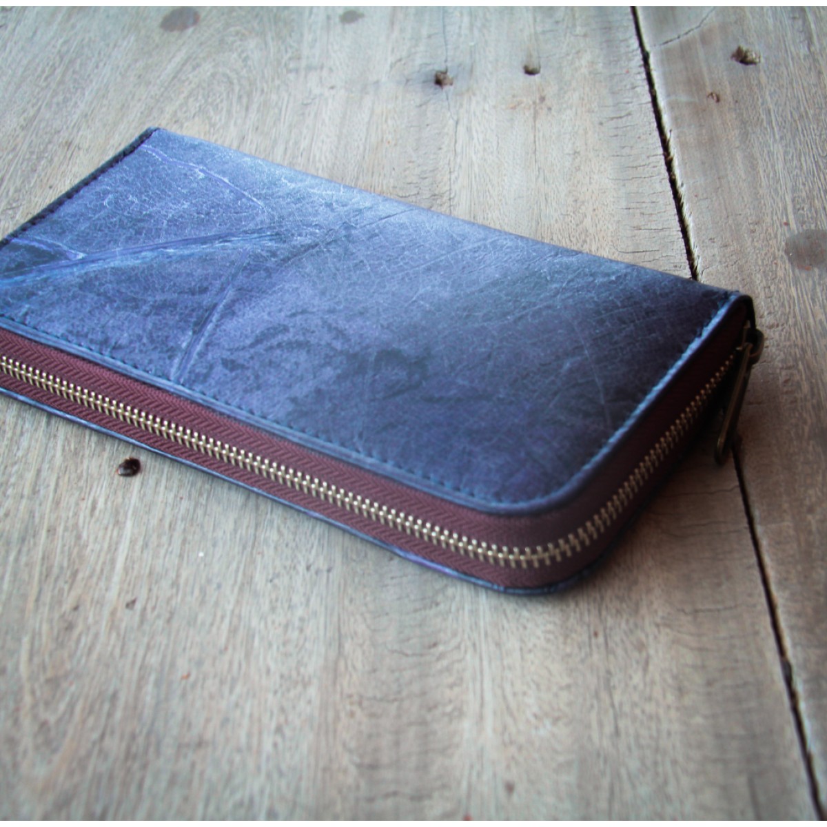 Portemonnaie aus recycelten Blättern / Nachhaltige vegane Brieftasche in lila / blau
