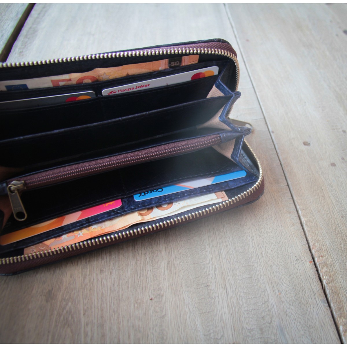 Portemonnaie aus recycelten Blättern / Nachhaltige vegane Brieftasche in lila / blau