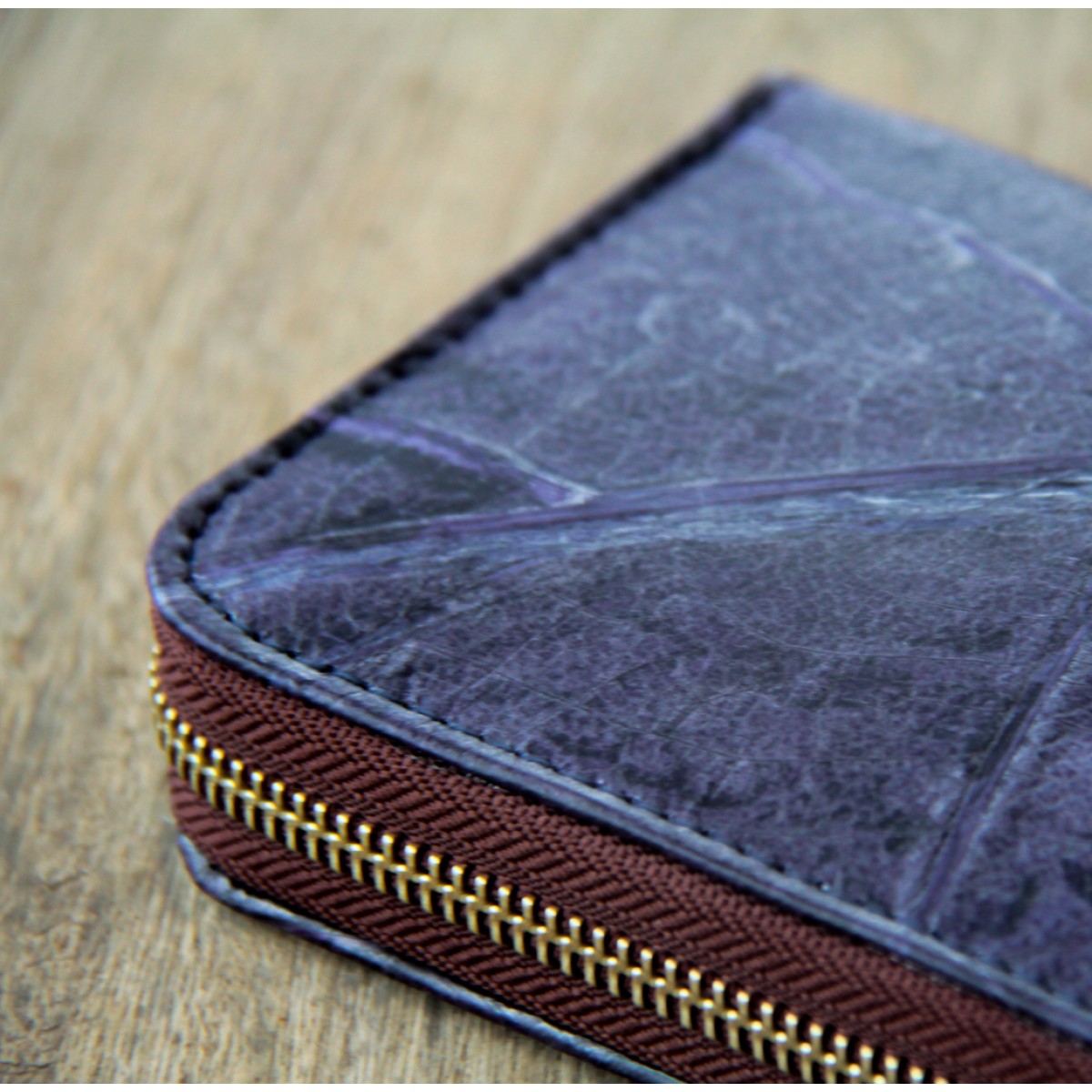 Portemonnaie aus recycelten Blättern / Nachhaltige vegane Brieftasche in lila / blau