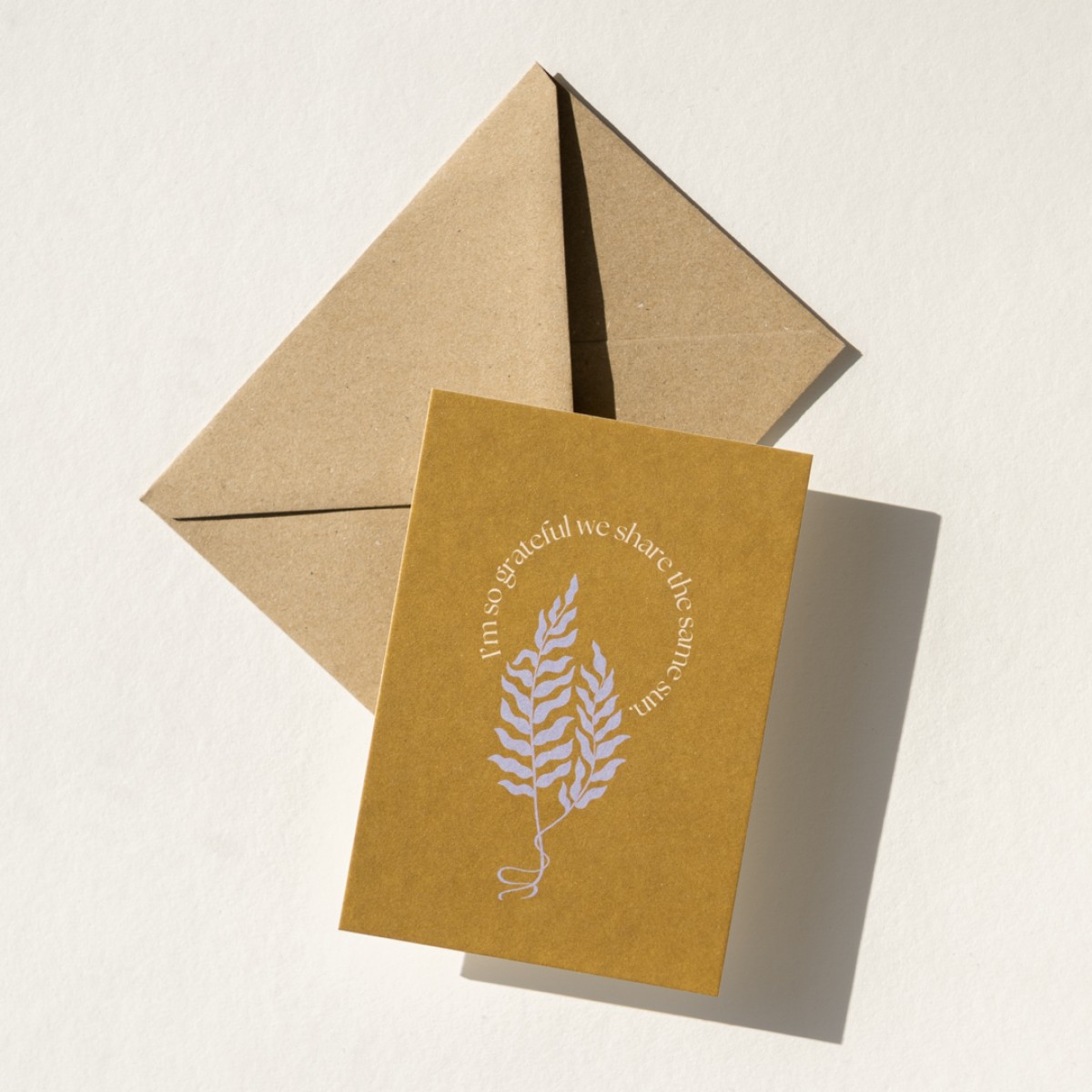 I'm so grateful we share the same sun. Postkarte mit Briefumschlag. Von REYOUNITE