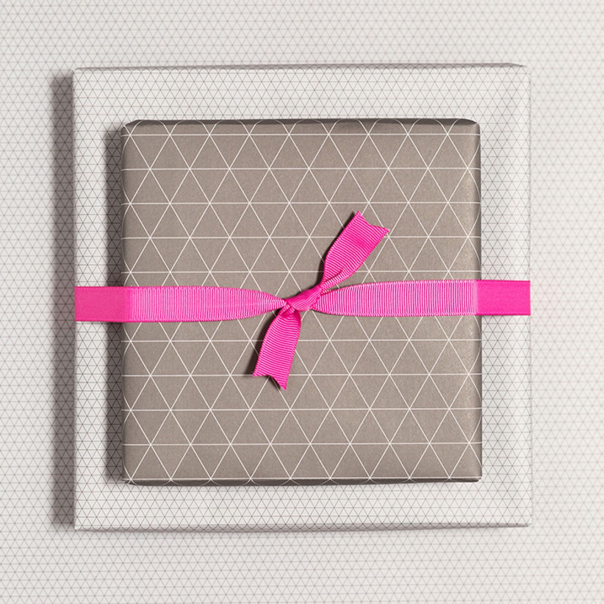 Braunes Geschenkpapier "Dreiecke" - 5 Bogen