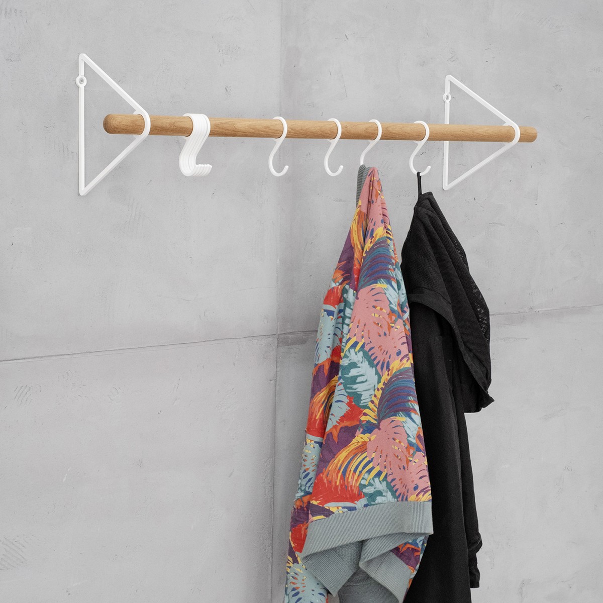 SOLID Flurgarderobe in Weiß mit weißen Haken | Result Objects