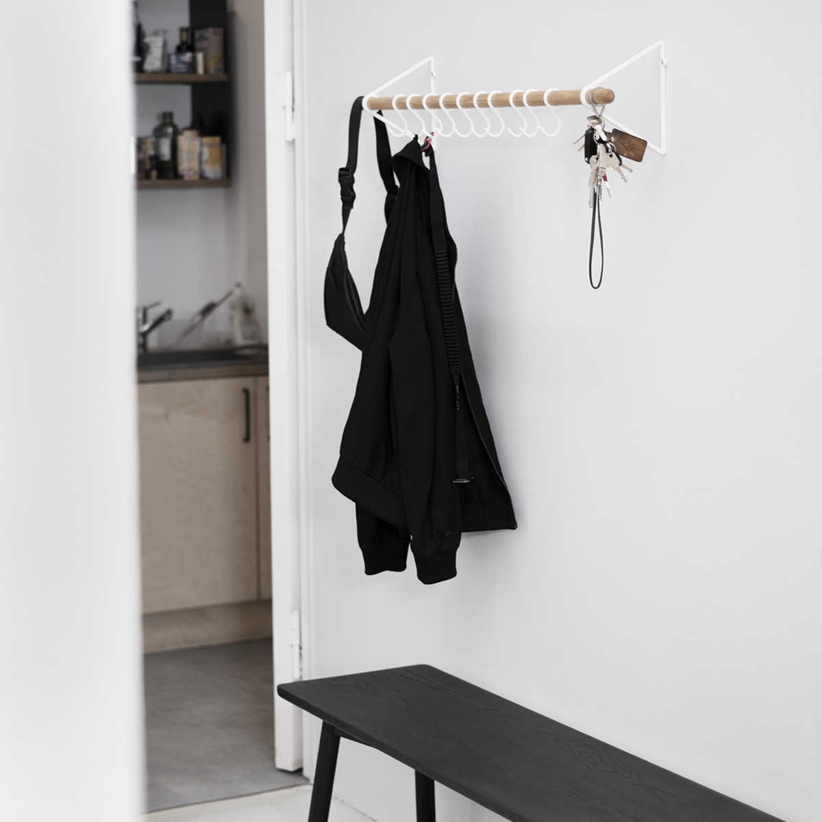 SOLID Flurgarderobe in Weiß mit weißen Haken | Result Objects
