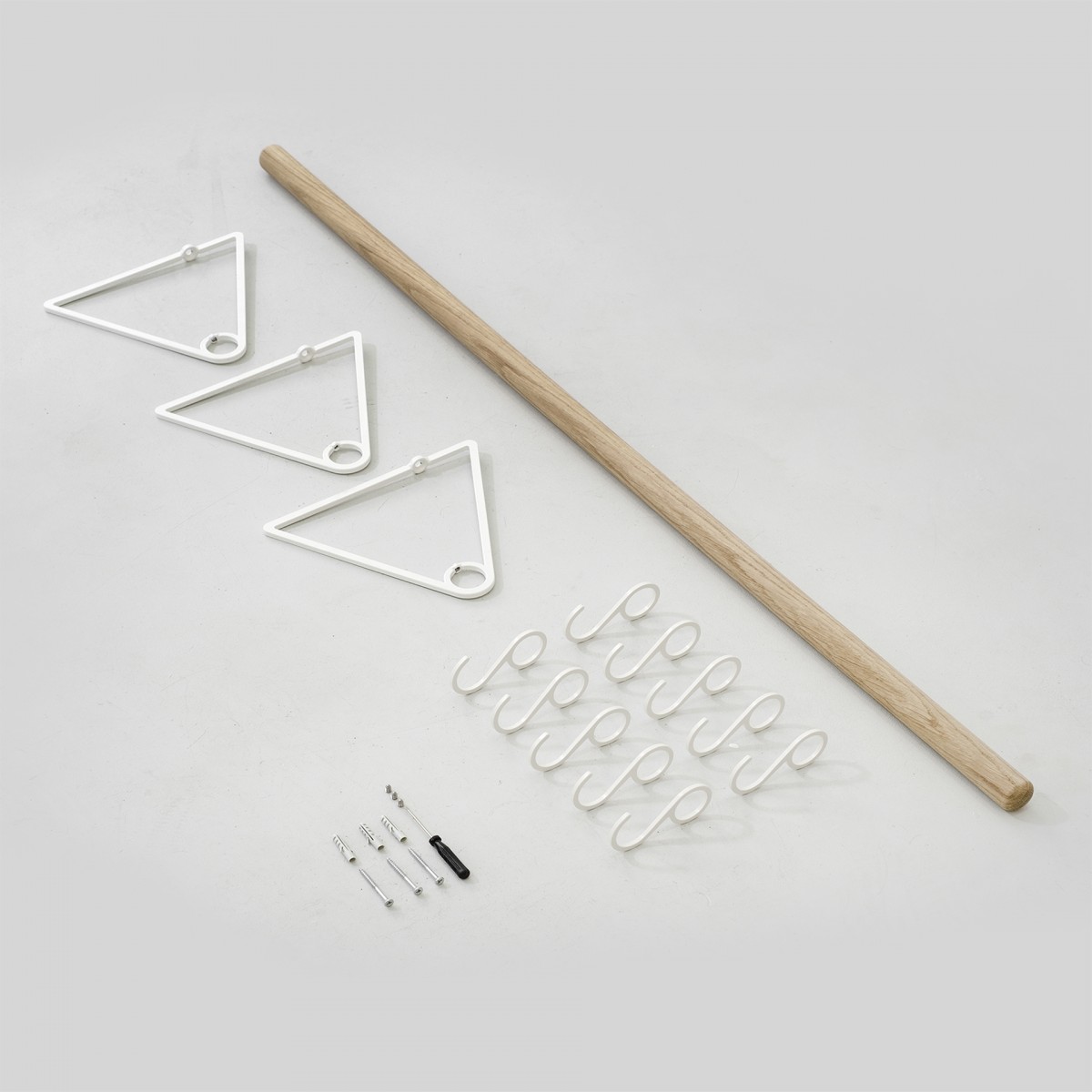 SOLID Flurgarderobe in Weiß mit weißen Haken | Result Objects