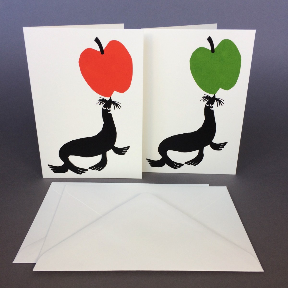 Print now - Riot later ● Robbe mit Apfel, 2 Karten mit Umschlag