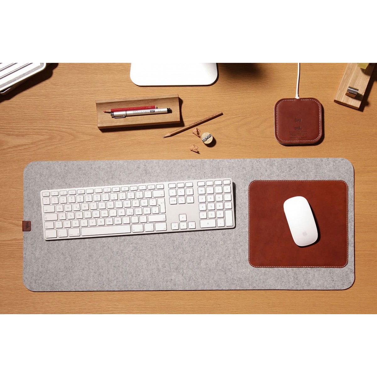 Schreibtischunterlage, Tastaturunterlage "MOIRA" aus Wollfilz und Leder