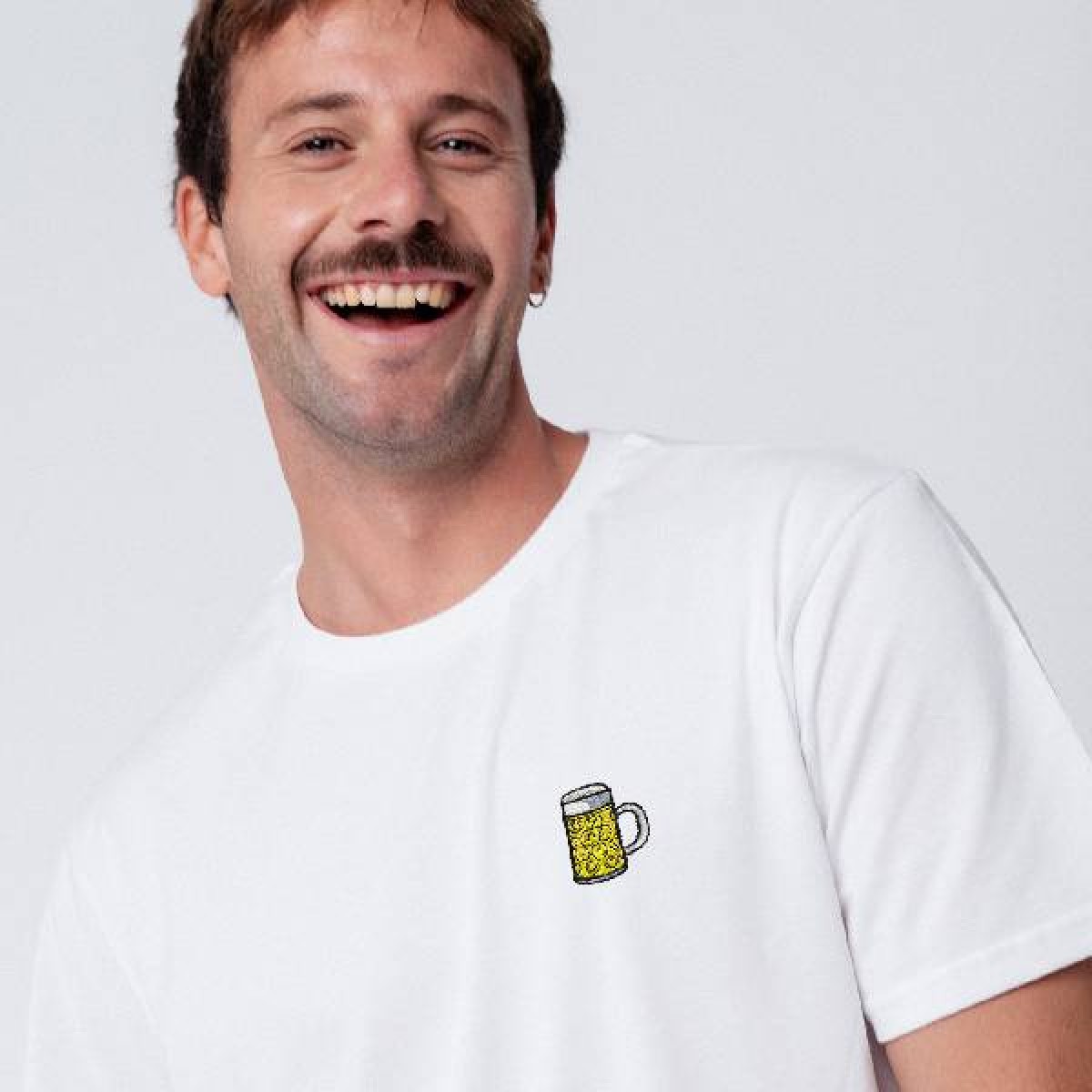 Maßkrug | Besticktes Bio Baumwoll Unisex T-Shirt | weiß | Fashion Drinks