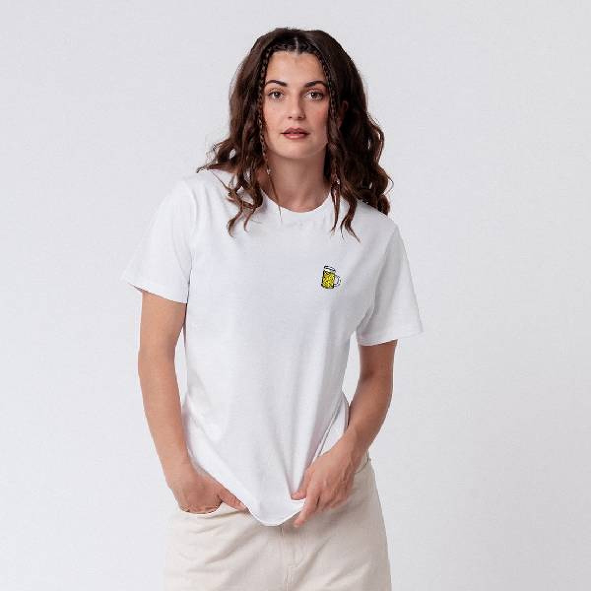 Maßkrug | Besticktes Bio Baumwoll Unisex T-Shirt | weiß | Fashion Drinks