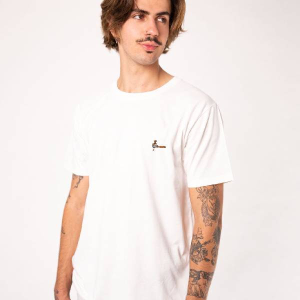 Siebträger & Tamper | Besticktes Bio Baumwoll Unisex T-Shirt | weiß | Fashion Drinks