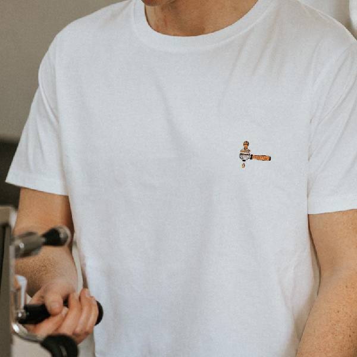 Siebträger & Tamper | Besticktes Bio Baumwoll Unisex T-Shirt | weiß | Fashion Drinks