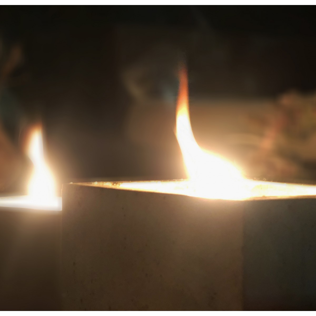Beton-Outdoor-Feuer mit tollem Lederdeckel in dunkelgrau von Grellroth