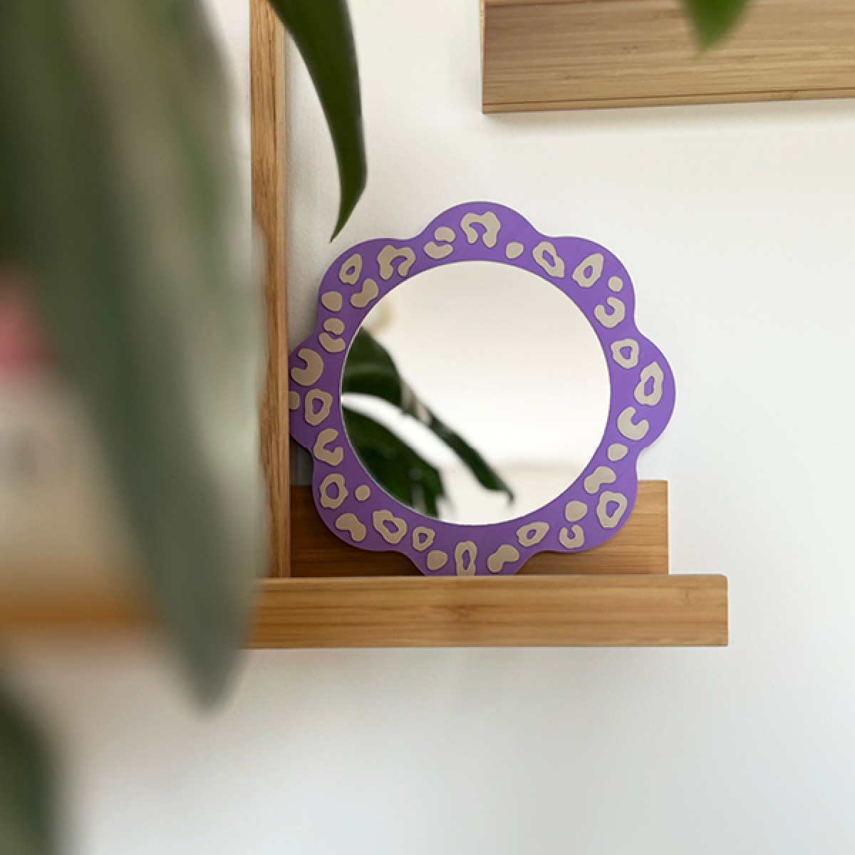 Acrylspiegel mit Leo-Rahmen – moderner Wandspiegel im Animal Print