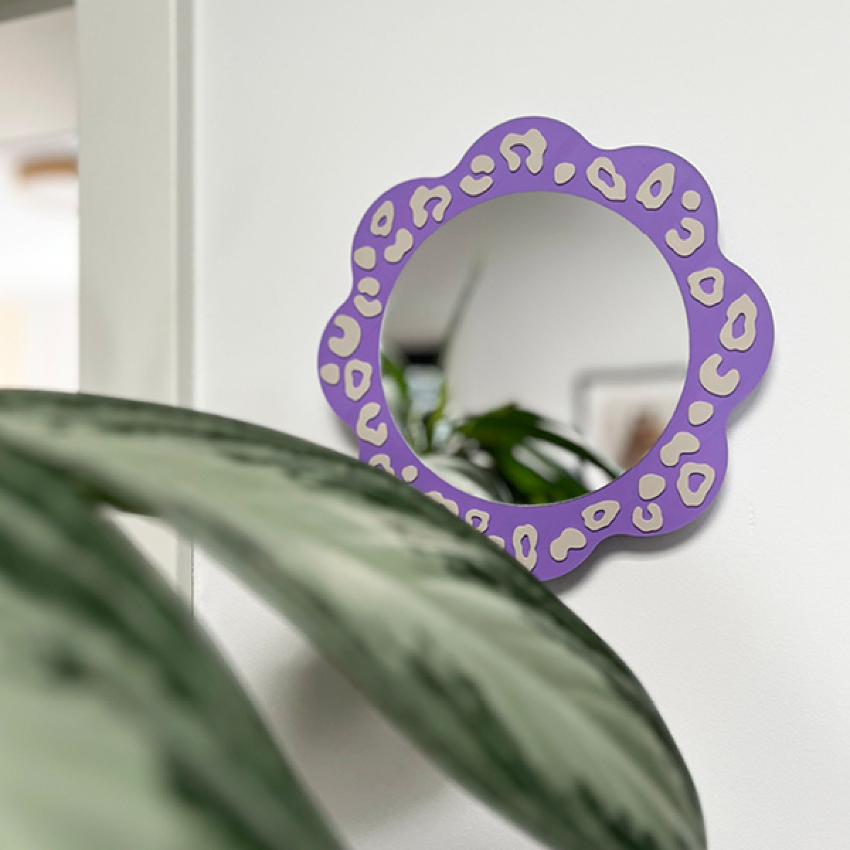 Acrylspiegel mit Leo-Rahmen – moderner Wandspiegel im Animal Print