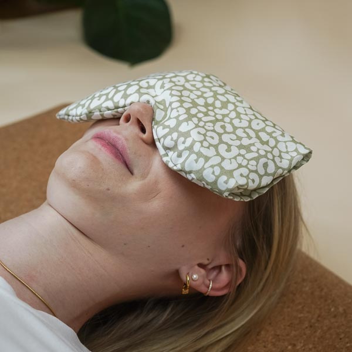 Augenkissen Yoga Bio Lavendel Dinkel „Leoprint Salbei“ – für Meditation, Entspannung & Stressabbau, waschbarer Baumwollbezug - Tochter von Walter