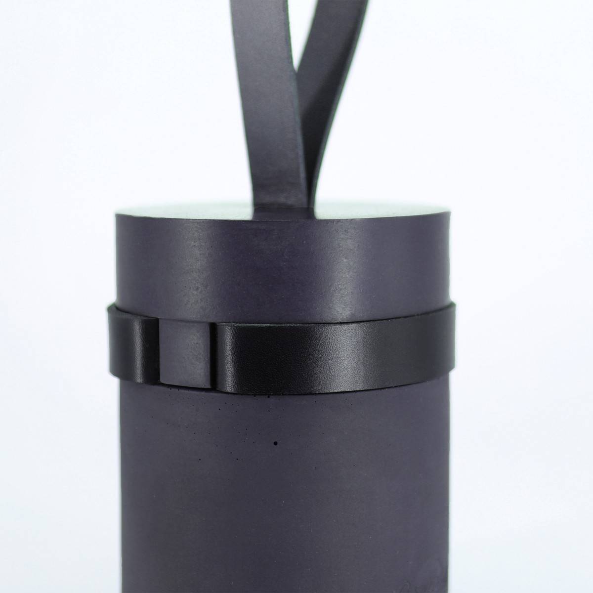 Türstopper aus Beton mit langer Lederschlaufe von Grellroth 