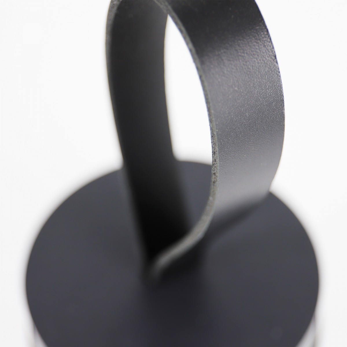 Türstopper aus Beton mit langer Lederschlaufe von Grellroth 