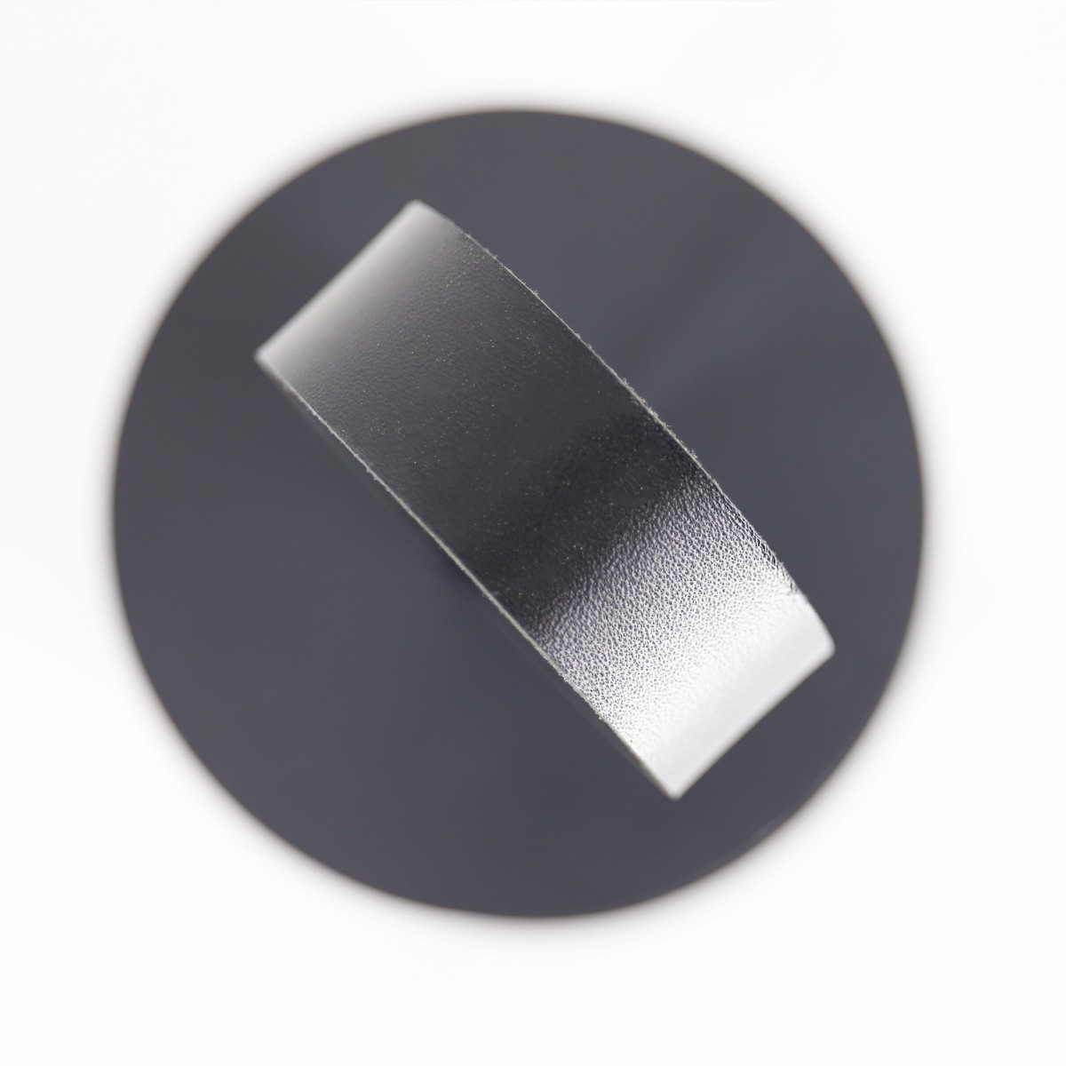 Türstopper aus Beton mit langer Lederschlaufe von Grellroth 