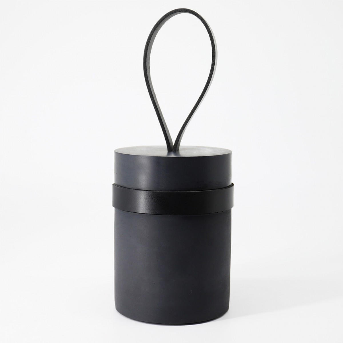 Türstopper aus Beton mit langer Lederschlaufe von Grellroth 