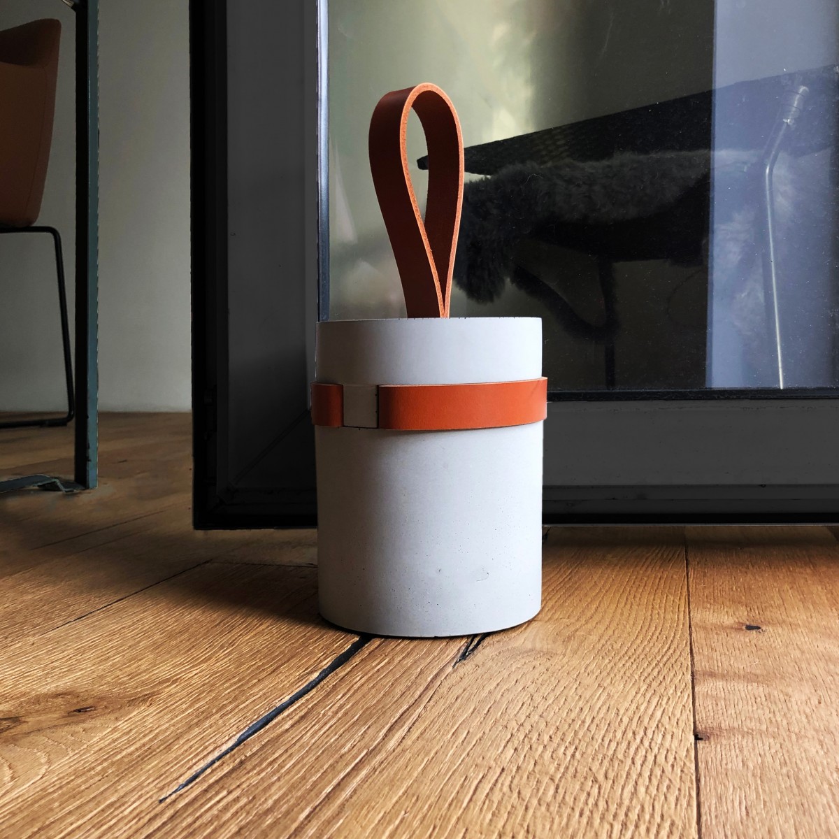 Türstopper aus Beton mit langer Lederschlaufe von Grellroth Design