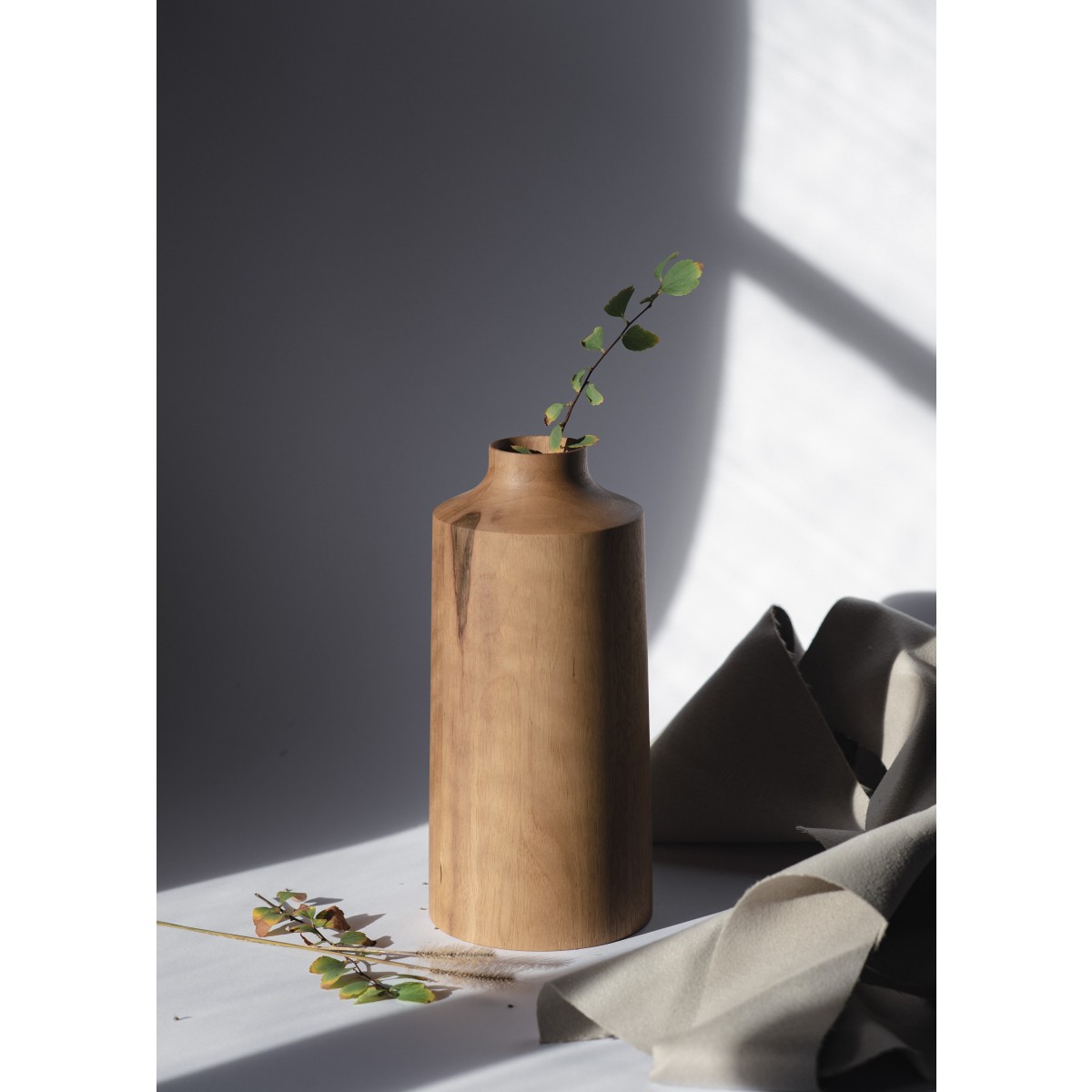 Handgedrechselte Vase VA009 aus Nussbaum – Studio Fiatal