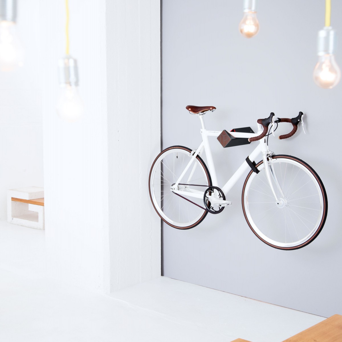 Stilvolle Design Fahrrad Wandhalterung | PARAX® D-RACK | für Rennrad, Hardtail, Cityrad & Tourenrad | Schwarz-Rot mit Kebony Holz