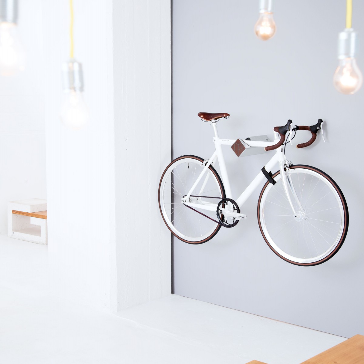 Stilvolle Design Fahrrad Wandhalterung | PARAX® D-RACK | für Rennrad, Hardtail, Cityrad & Tourenrad | Silber - Schwarz mit Kebony Holz